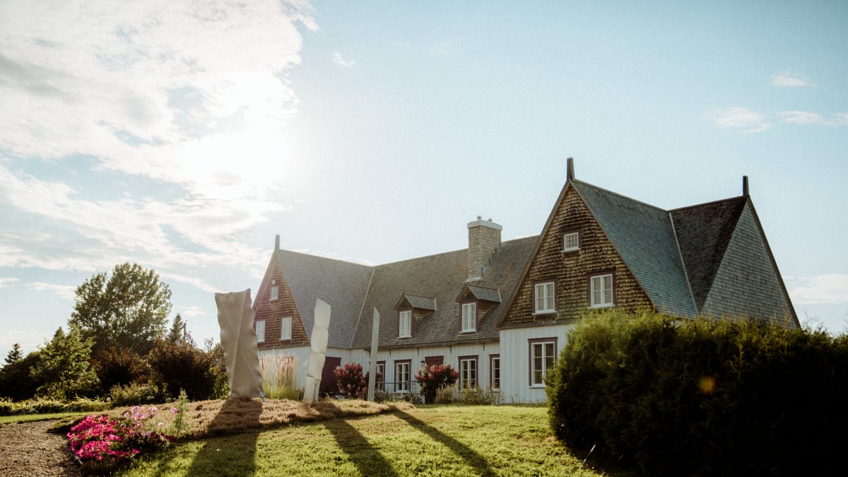 Maison d'antan sous un ciel bleu