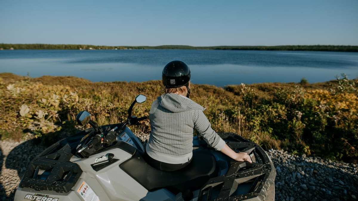 Femme en quad en train d'admirer le paysage