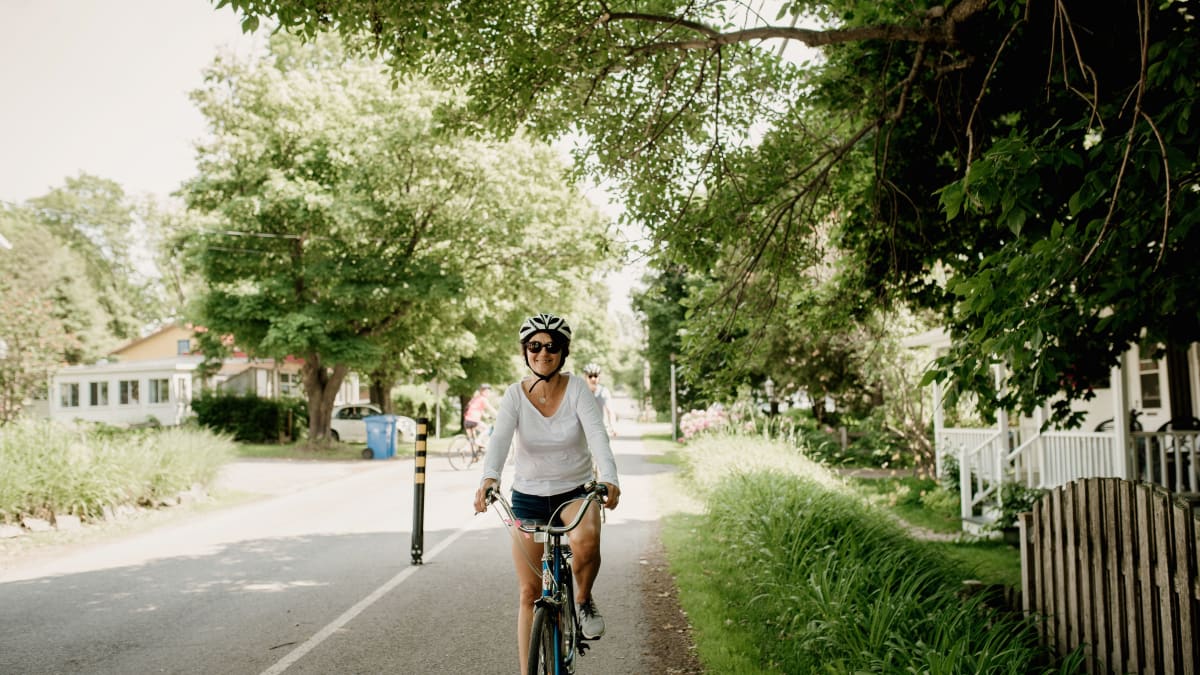 Femme à vélo sur le bord d'une route