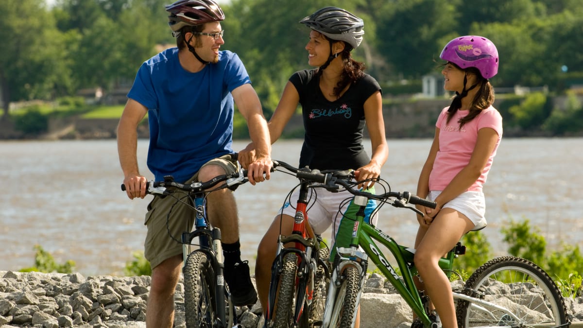 Famille de trois personnes à vélo