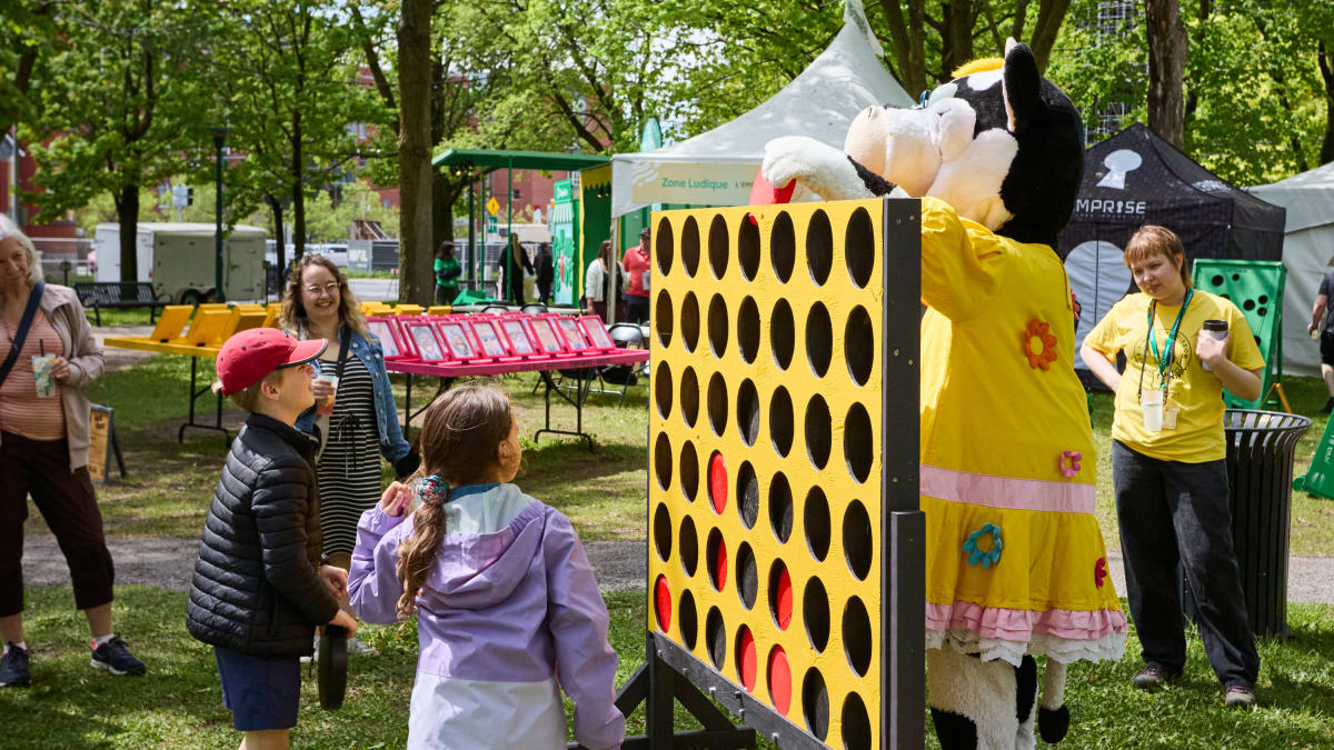 Jeu géant, enfants et mascotte au Festival Bouffe, Bière & Boisson.