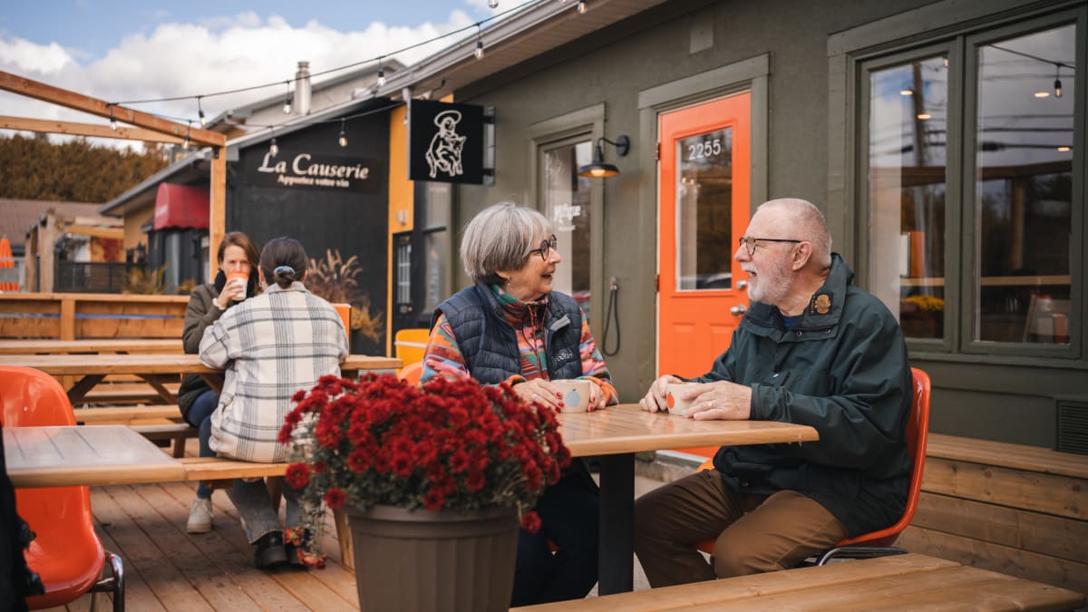 Quelques personnes attablées sur la terrasse d'une café