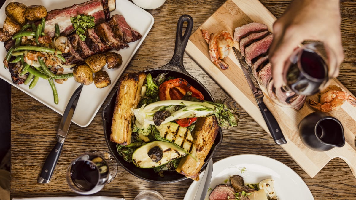 Plats de viandes grillées sur une table