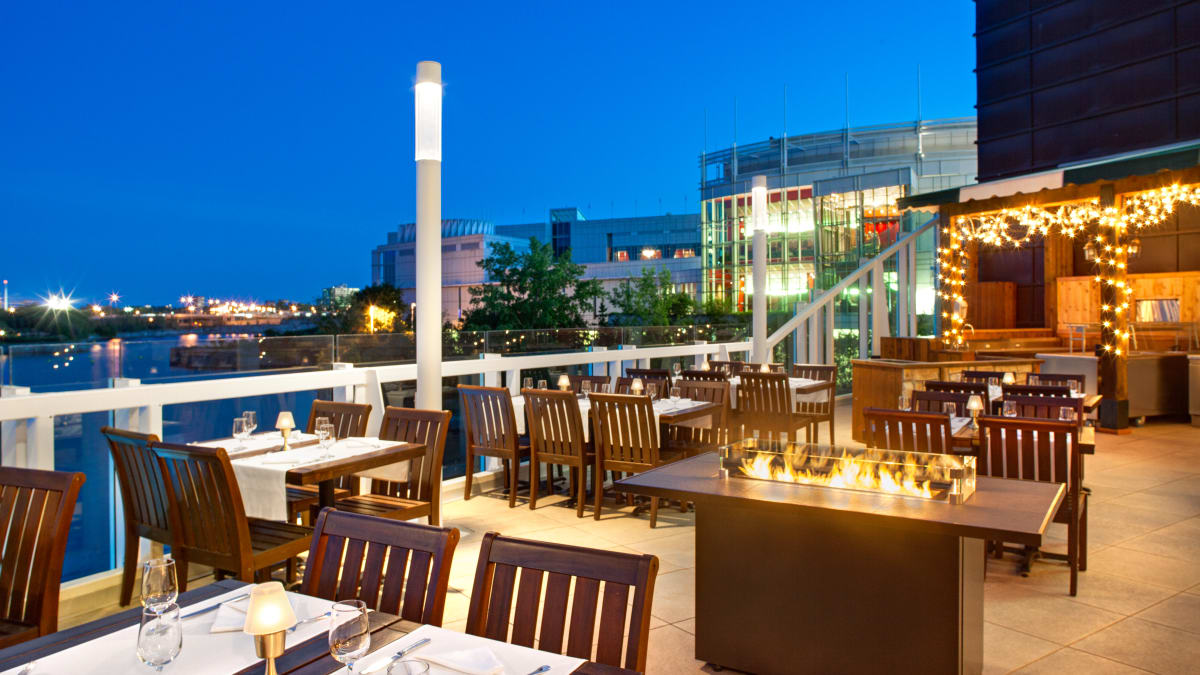 La terrasse du restaurant de l'Hôtel-Casino du Lac-Leamy.