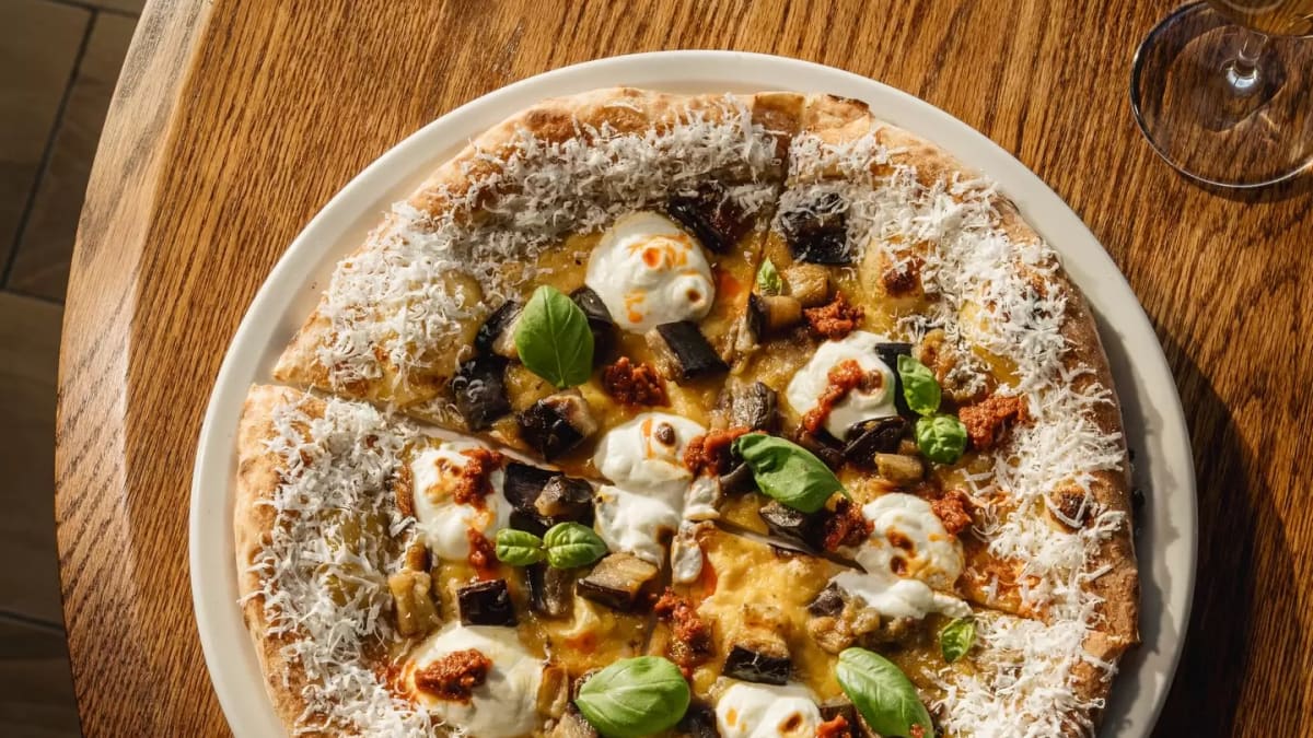 Pizza sur une table.