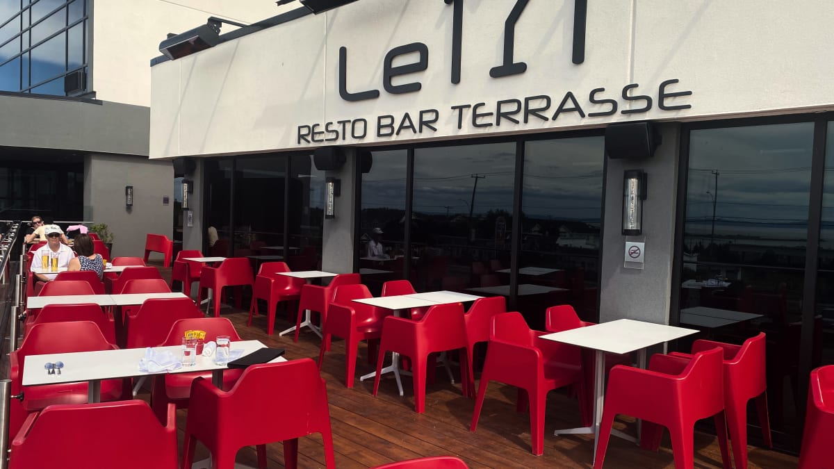 Bistro Bar Terrasse "Le 171" at the l'Hôtel Levesque