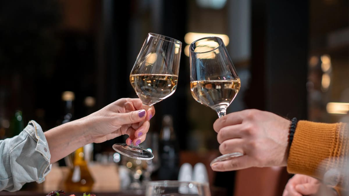 Deux coupes de vin. 