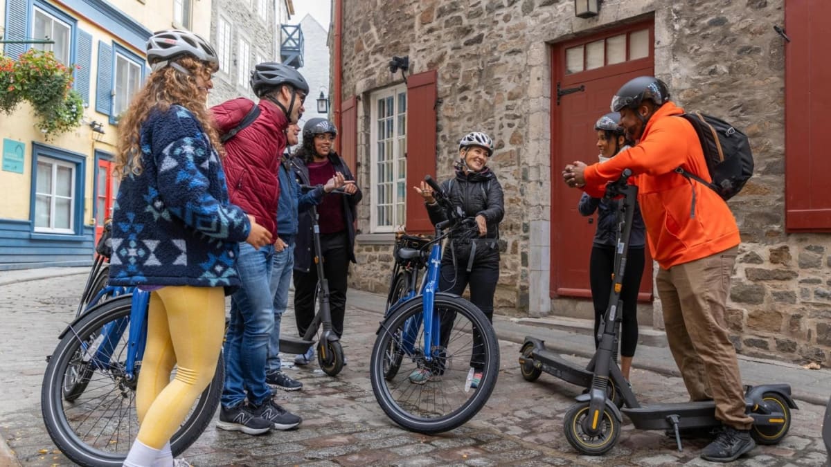 Groupe en vélo avec une guide à Québec.