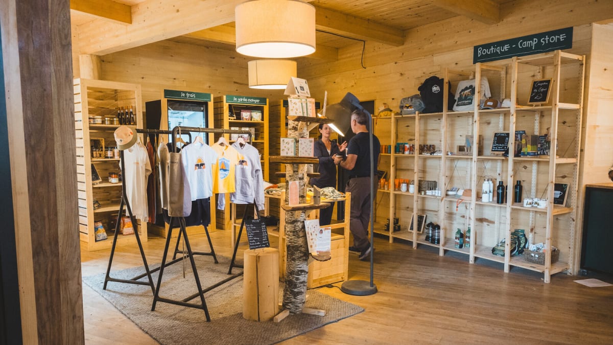 Boutique chez Huttopia Sutton.