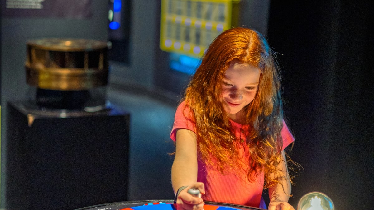Girl at the exhibition at the Électrium.