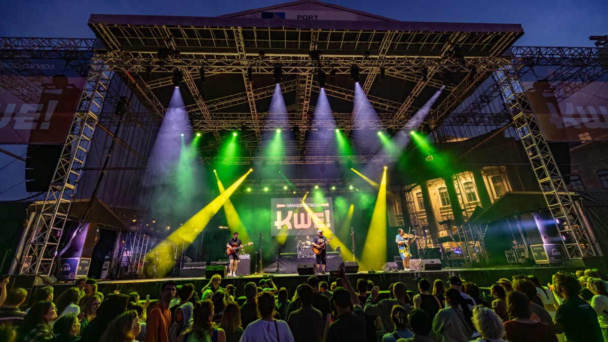 Scène de spectacle extérieure au festival Kwe!