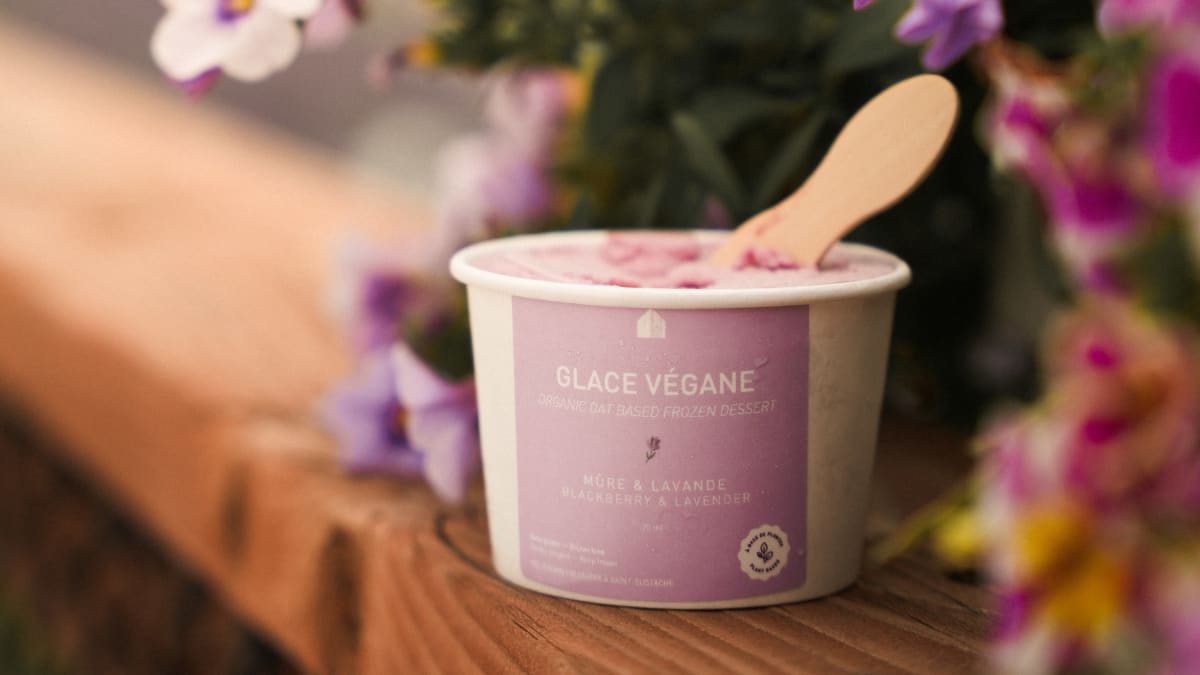 Glace végane à la lavande devant un arrangement floral.