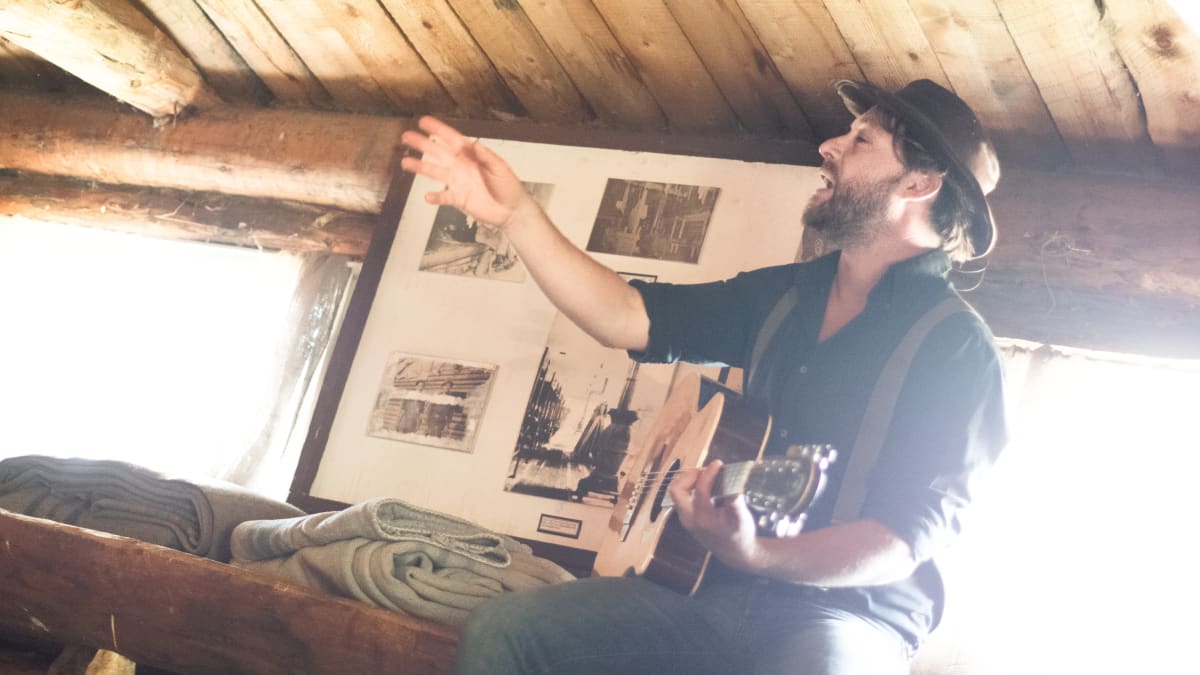Chansonnier au Village du bûcheron