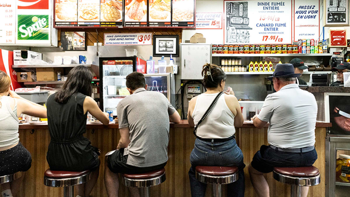 Personnes assises au comptoir du Schwartz Deli