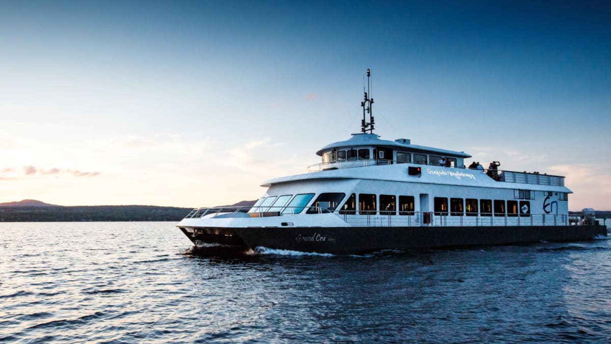 Bateau de croisière Le Grand Cru sur le lac Memphrémagog.