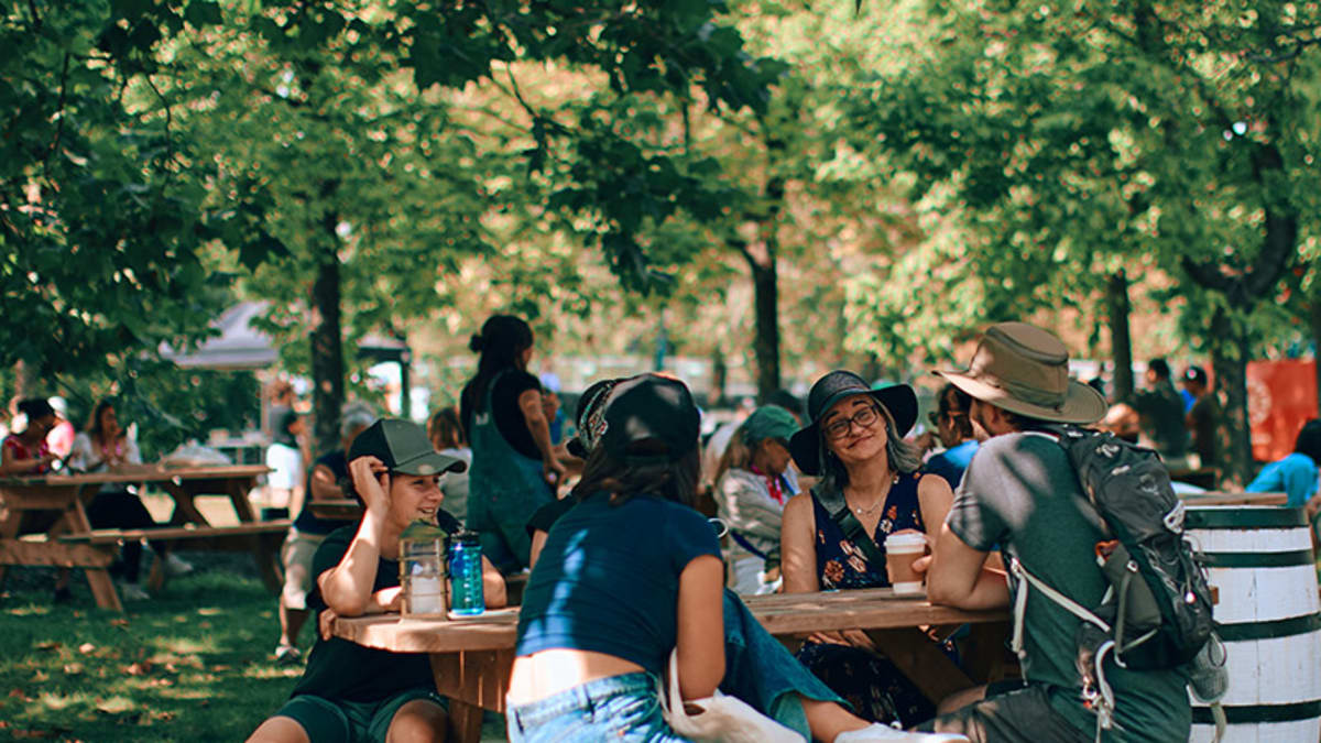 Groupe de personnes à une table de pique-nique lors des Rendez-vous gourmands