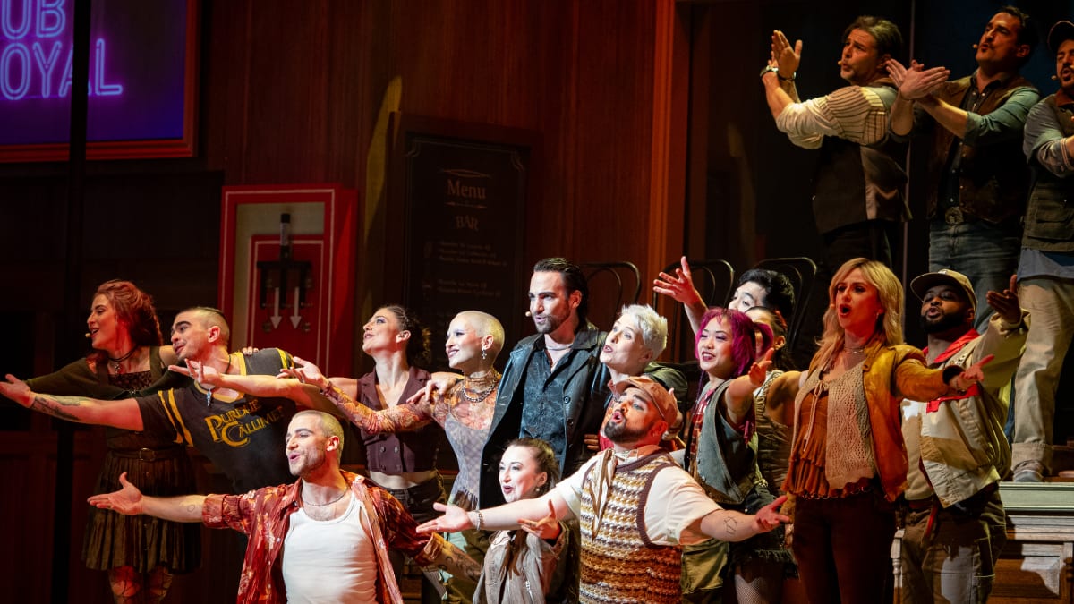 La distribution de la comédie musical Pub Royal sur scène pendant le spectacle.