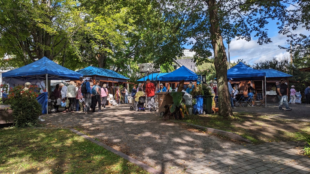 Un marché situé près de l'Auberge des 21.
