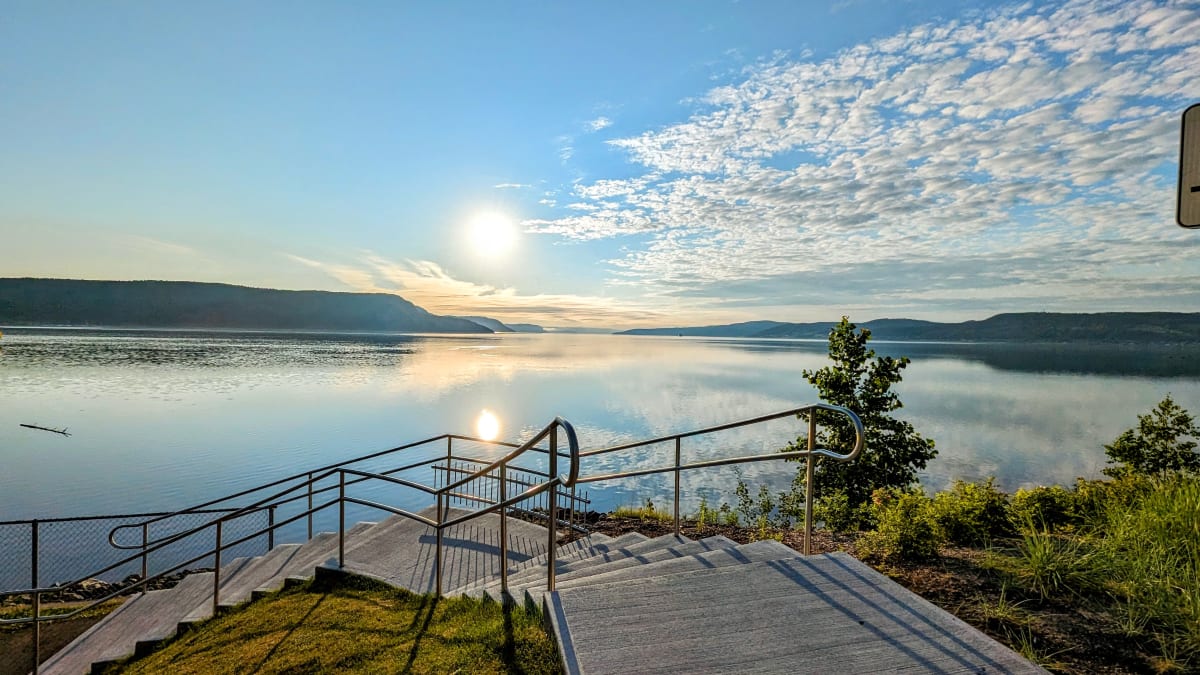 Escalier d’une promenade en bois sur les berges du fjord du Saguenay.