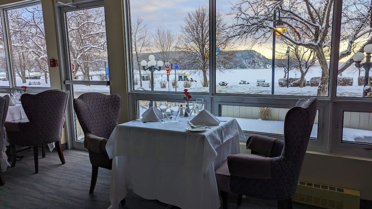 Salle à manger de restaurant avec vue sur la rivière Saguenay.