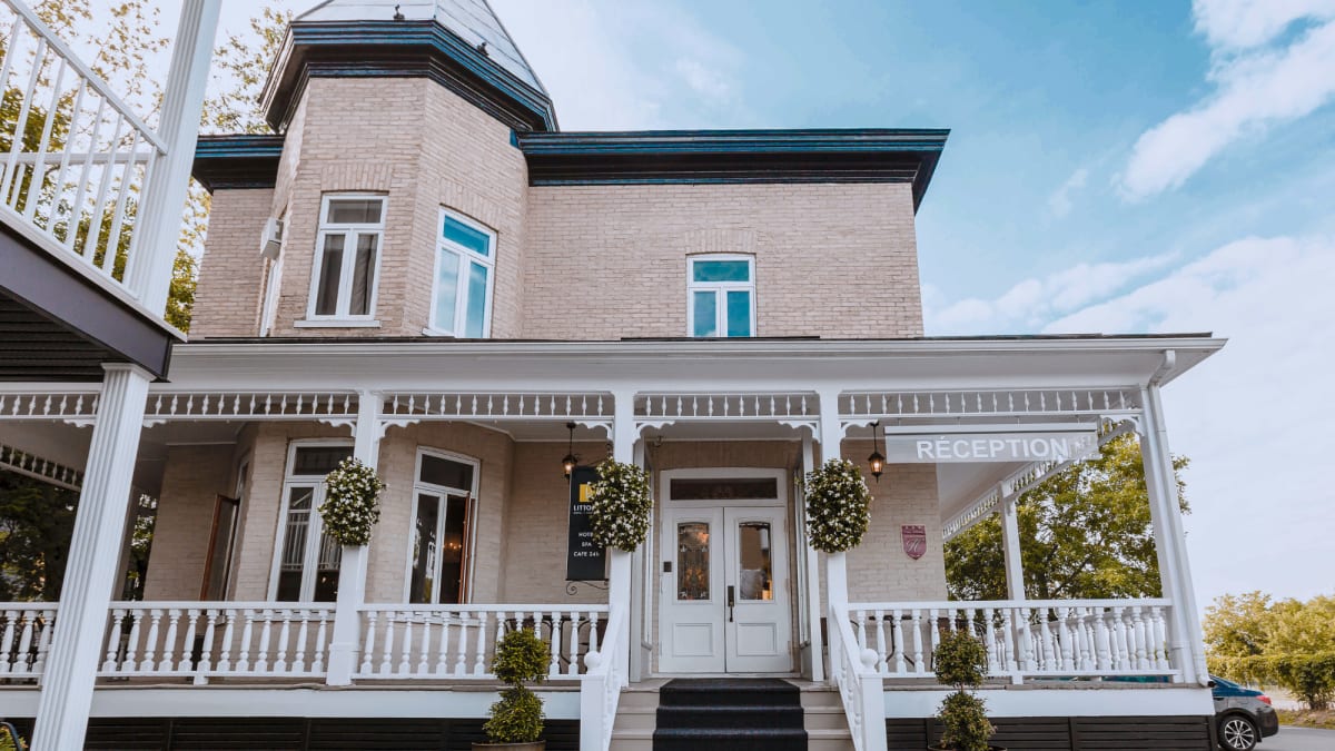 Extérieur d'une maison bien entretenue sous un ciel ensoleillé.