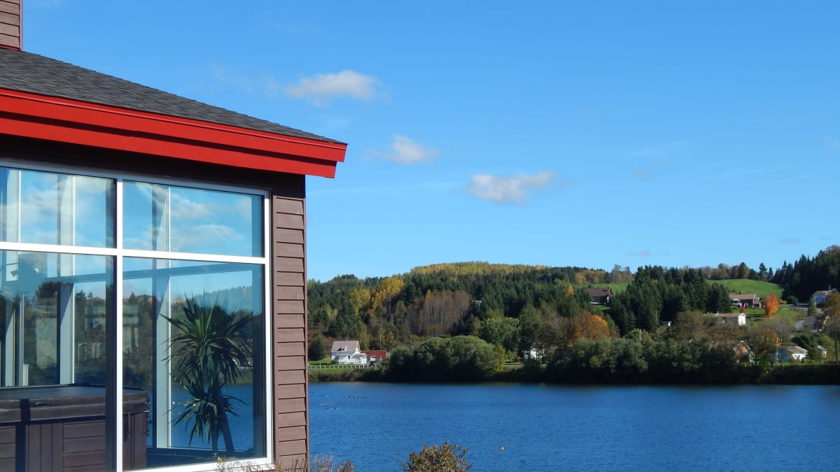 Vue de la rivière et vallée de la Matapédia en début d'automne.