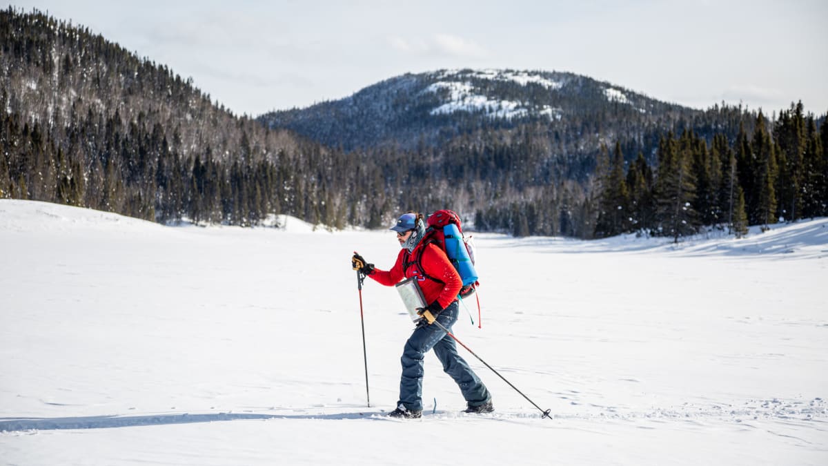 Skieur hors-piste sur le fjord du Saguenay gelé.