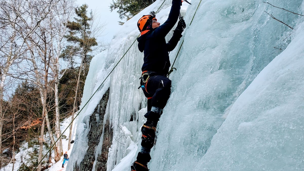 Grimpeuse sur une paroi de glace.