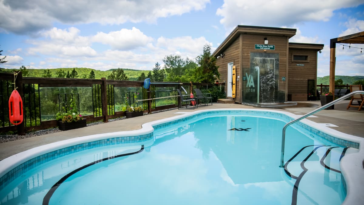 Piscine extérieure au Ax Hôtel Mont-Tremblant