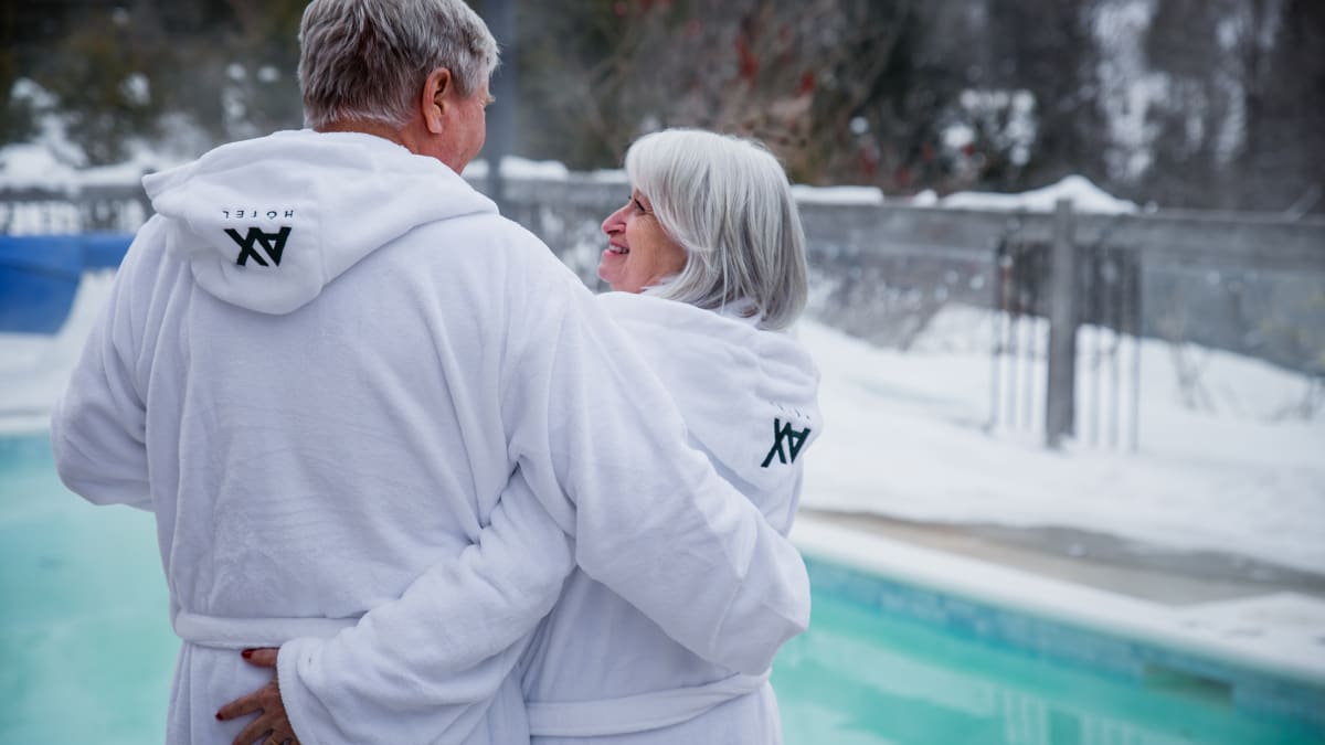 Couple en peignoir profitant des installations de détente de l’hôtel