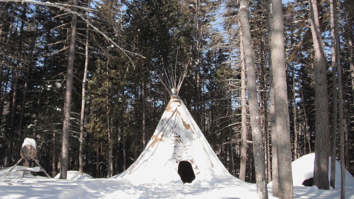 Tipi traditionnel sous la neige.