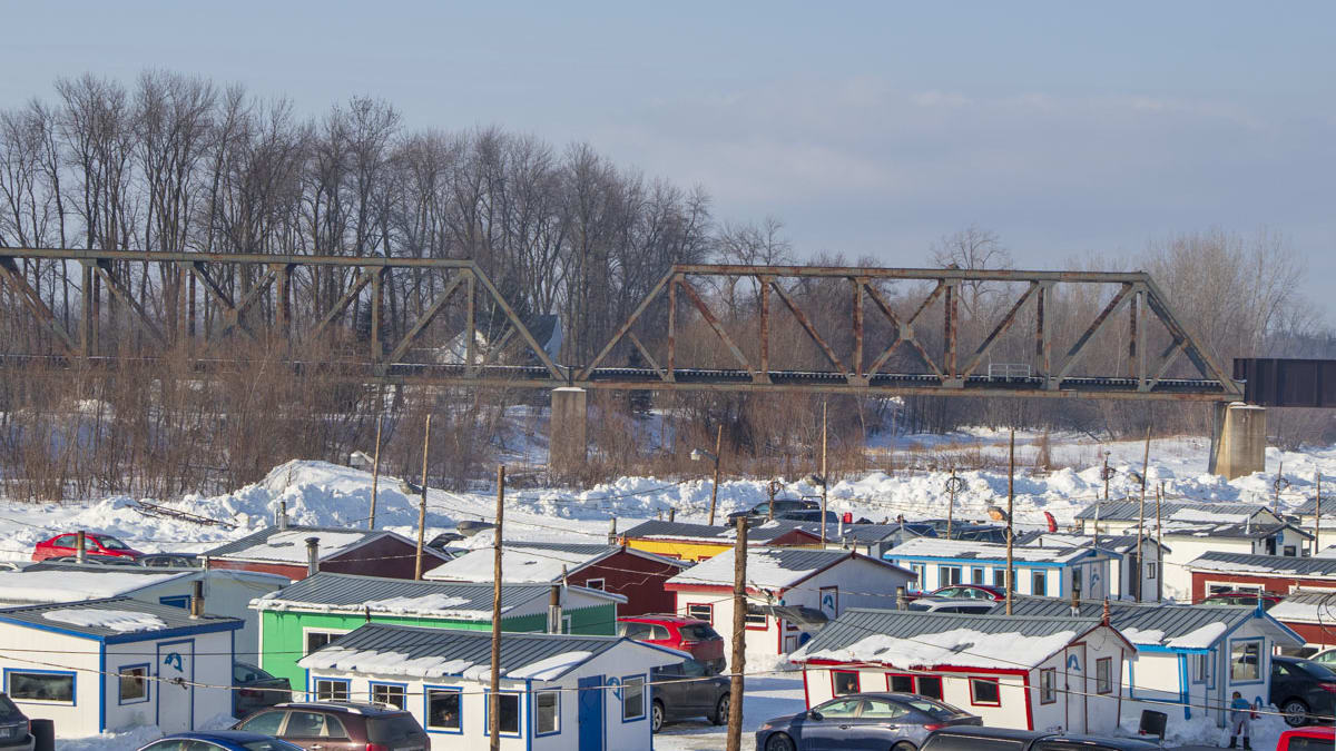 Rassemblement de cabanes colorées de pêche sur glace.