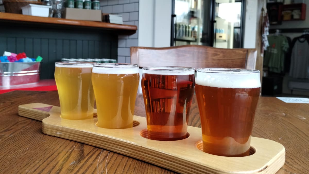 Quatre verres de bières de microbrasserie en format dégustation.
