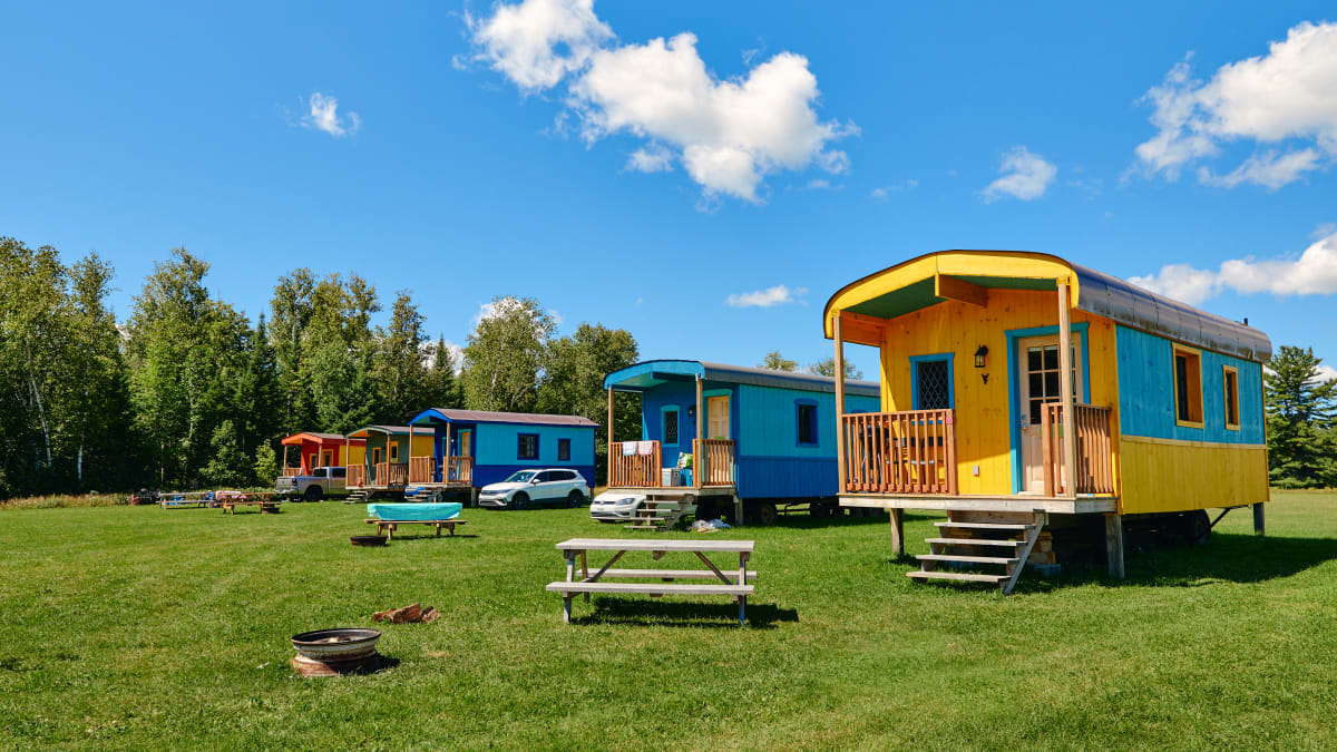 Unités de prêt-à-camper colorées.