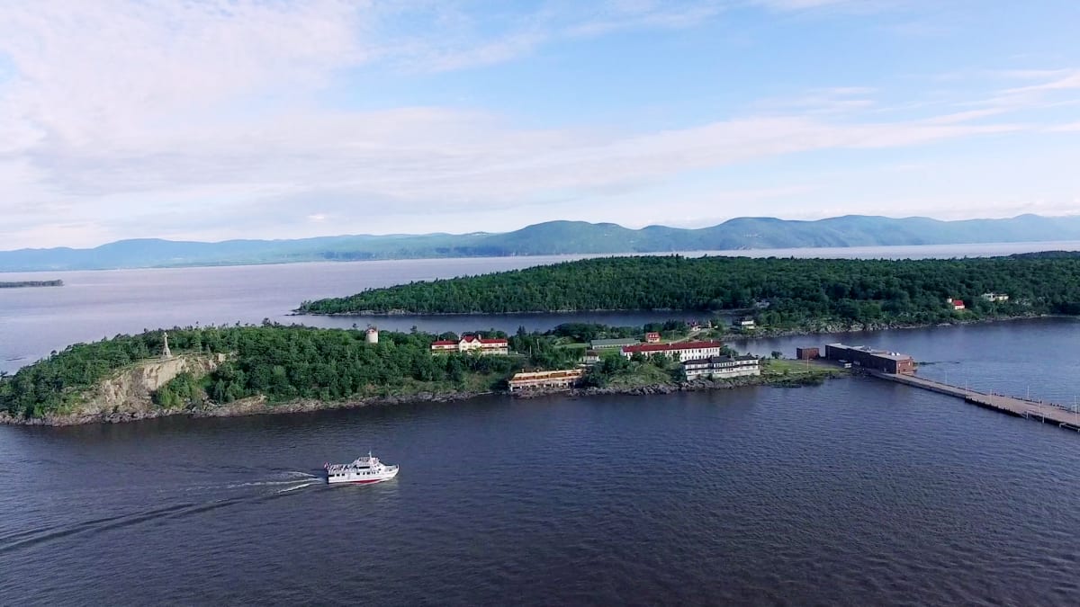 Bateau de Croisière AML arrivant à Grosse-Île.