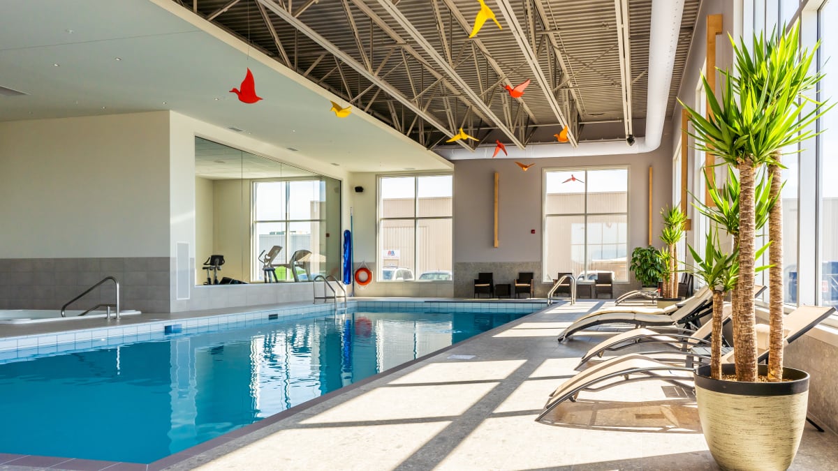 Piscine intérieure à l'hôtel Delta Saguenay