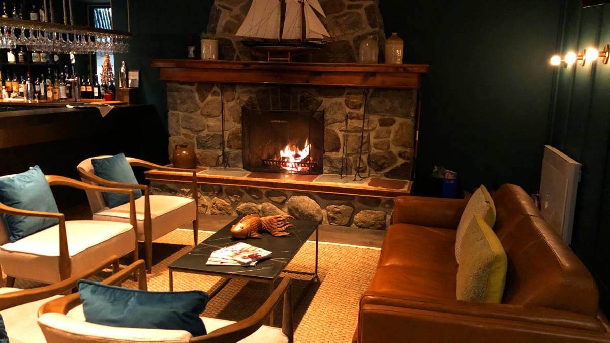 Lounge, bar, fireplace and sofas at Domaine Jolivent.
