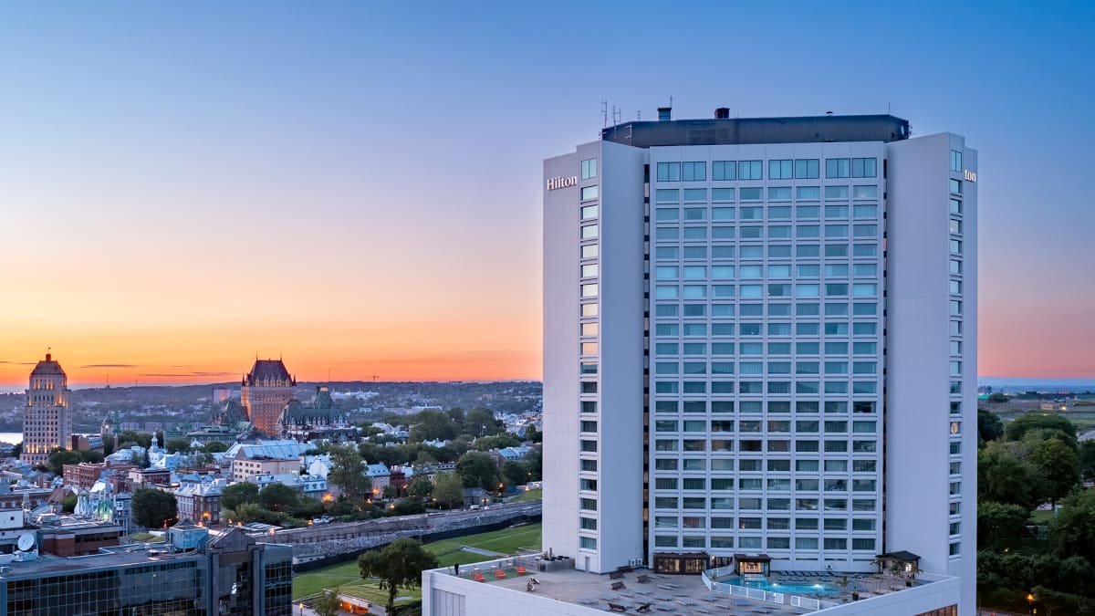 Hilton Québec hotel with Château Frontenac and the St. Lawrence River in the background.