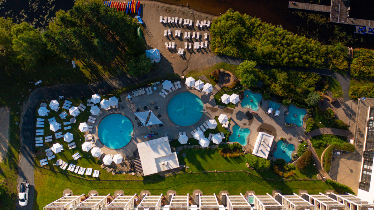 Pools, patio chairs and hot tubs at the Lido thermal.