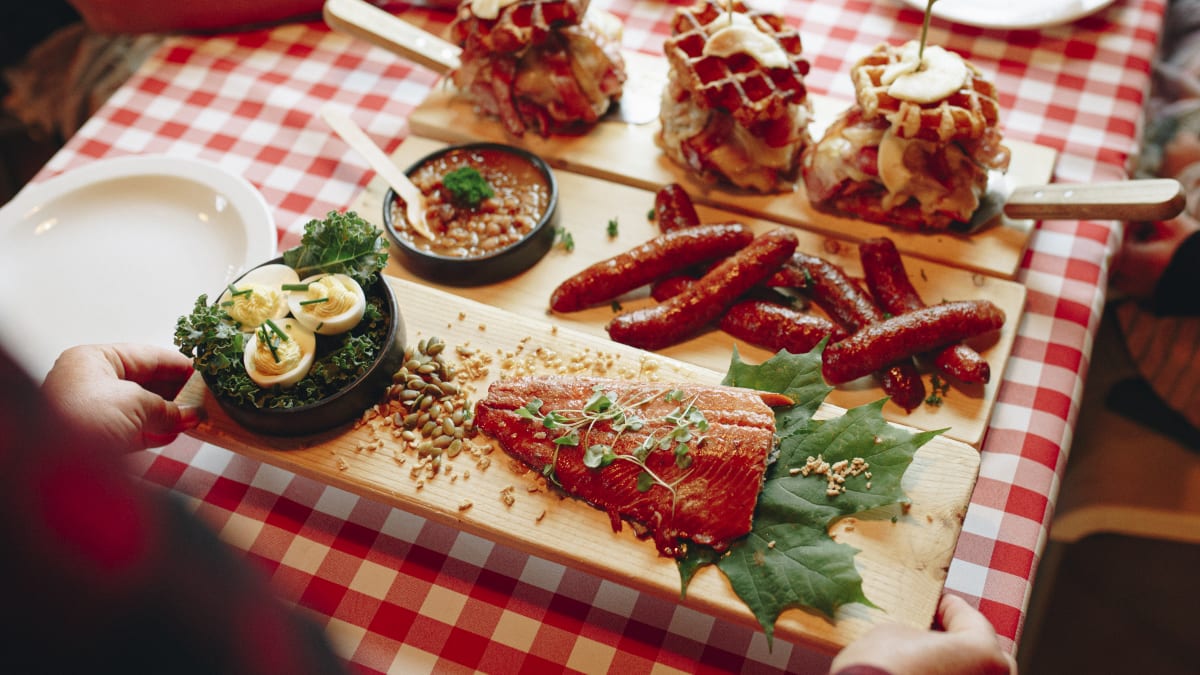 Plateau de nourriture servi sur une table couverte d'une nappe à carreaux.