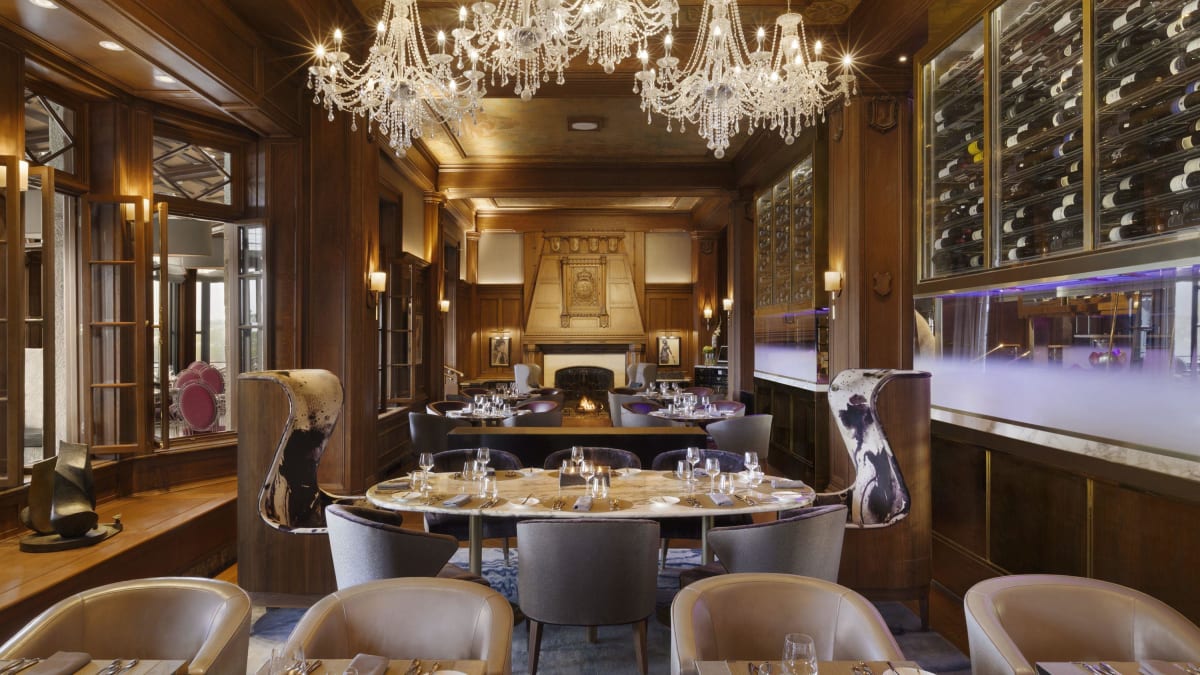 La salle à manger du restaurant Champlain, où se trouve un grand lustre.