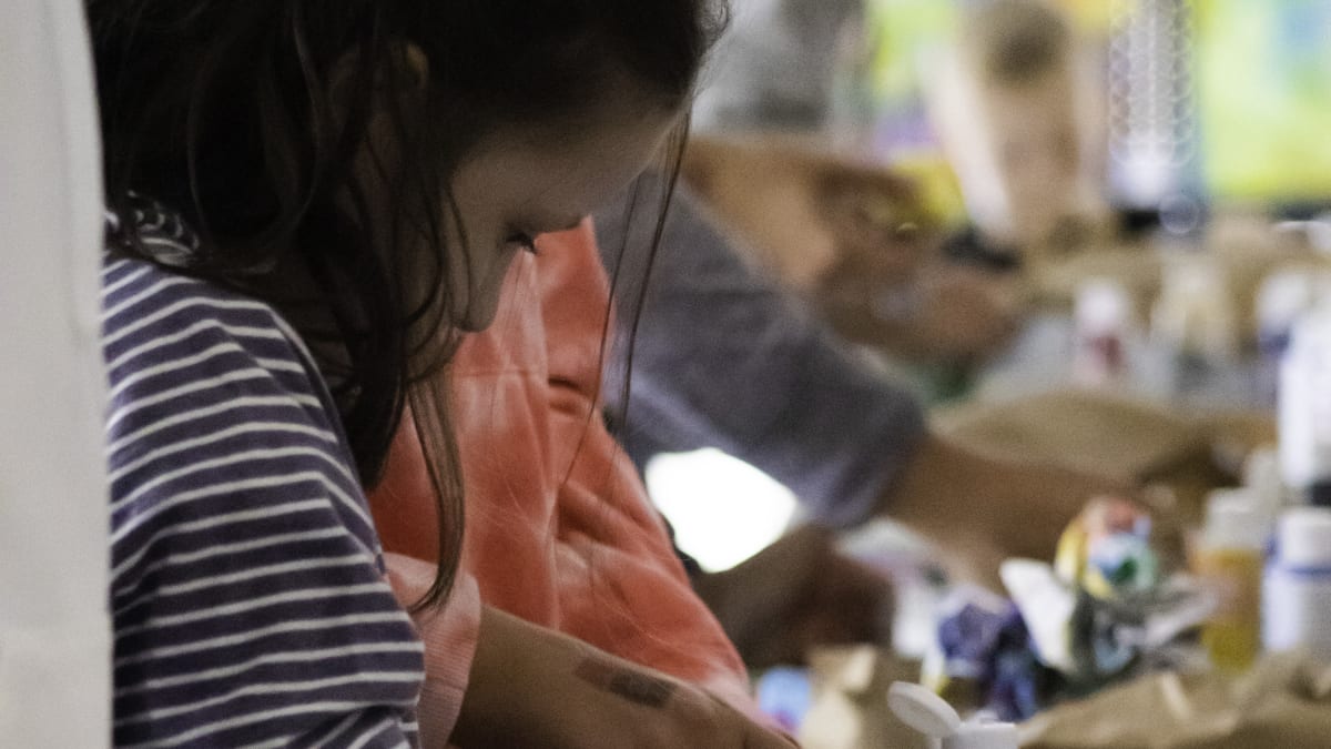 Jeune fille participant à un atelier artistique
