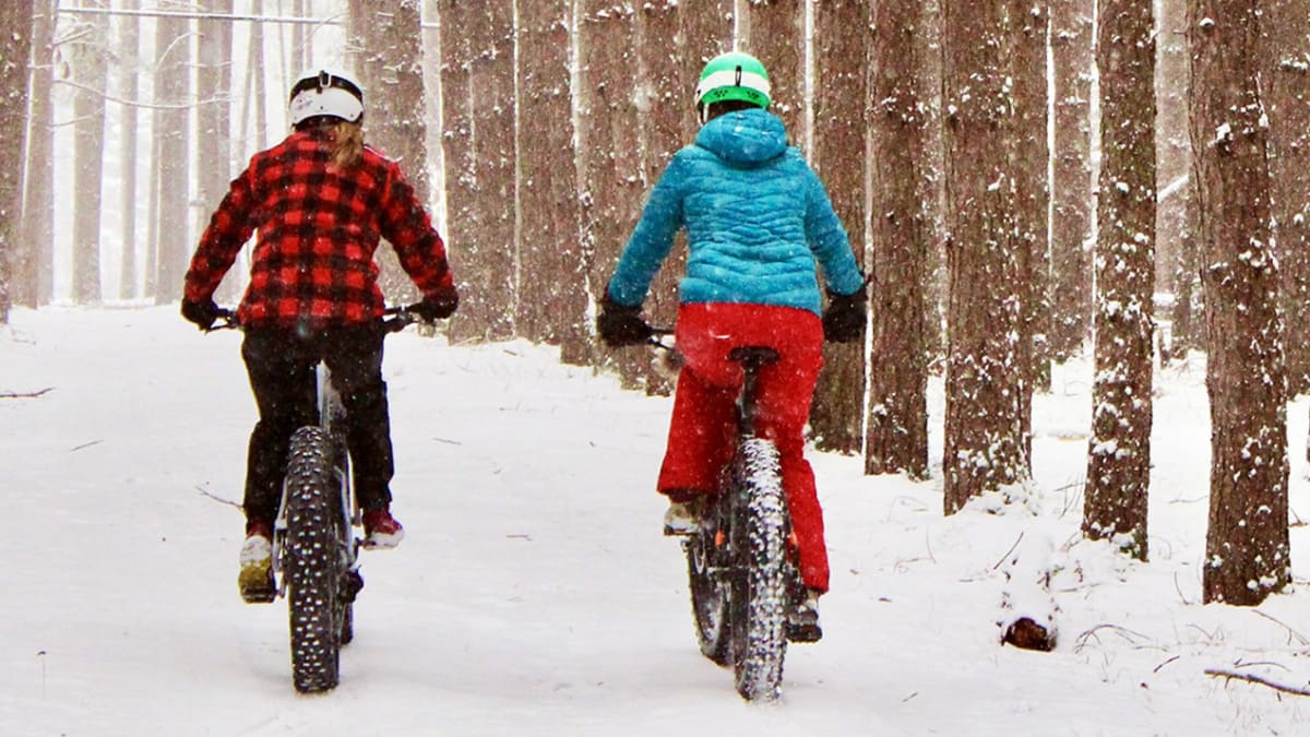 Two people on fatbikes in the winter on the trails of Grand Lodge Mont-Tremblant