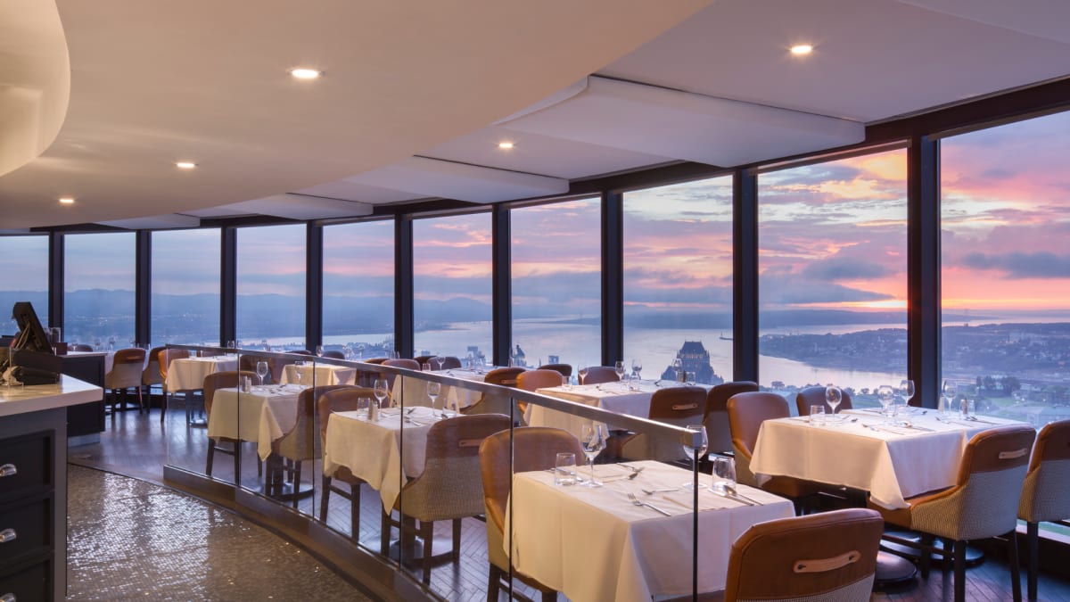 Vue de la salle à manger du Ciel! Bistro-bar tournant de l’Hôtel Le Concorde