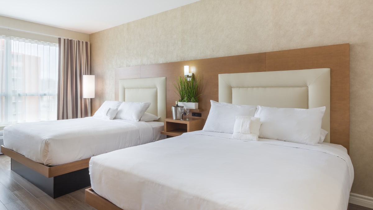 Vue de l’intérieur d’une chambre prestige à deux lits de l’Hôtel Universel