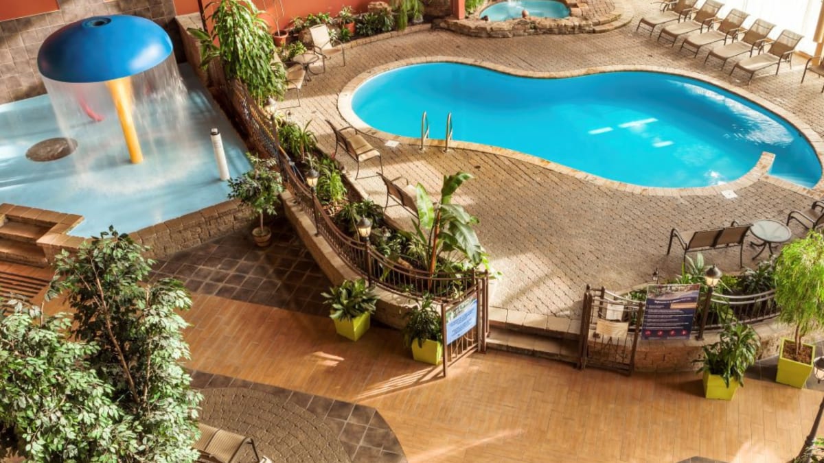 Vue de haut de l’espace piscine et spa de l’Hôtel Ambassadeur