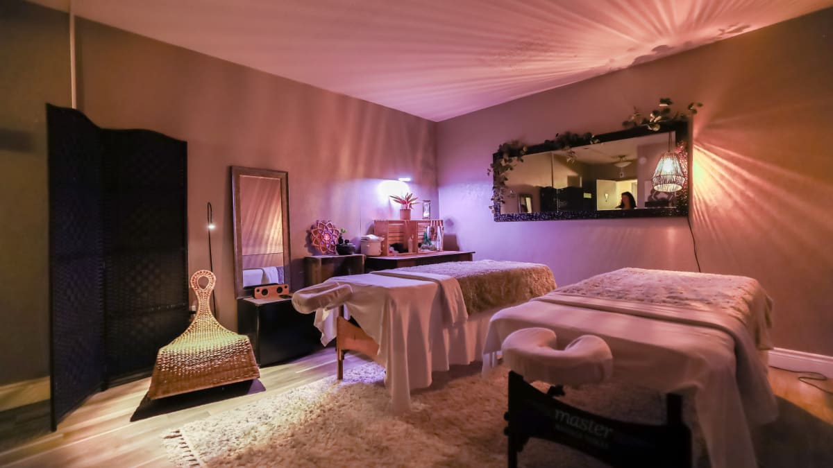 Salle de massage en duo à l'hôtel.
