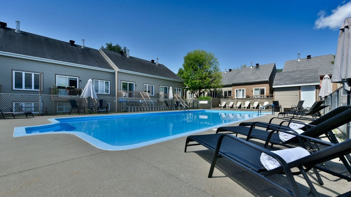 Détente à la piscine
