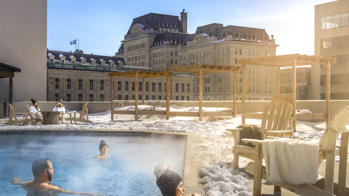 Piscine extérieure sur le toit d'un hôtel en hiver.