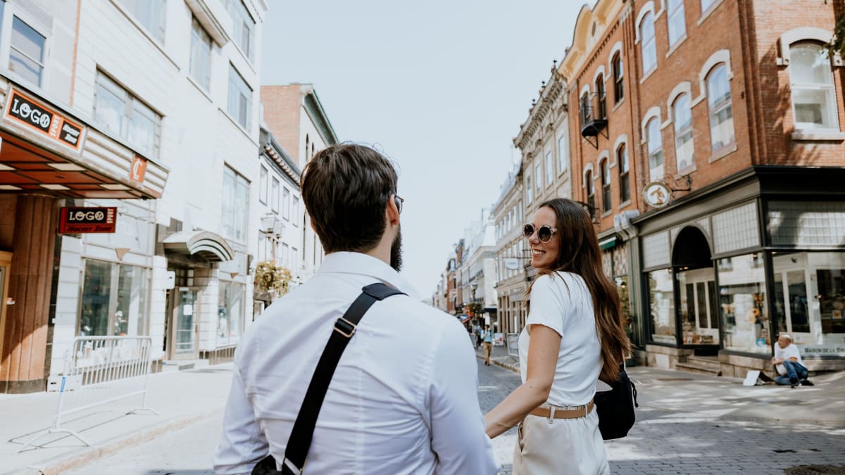 Couple walking down a street in Québec City.